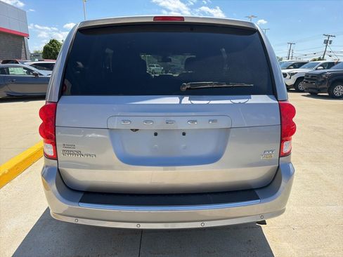 Used 2019 Dodge Grand Caravan SXT w/ Rear Park Assist Package FWD image 6