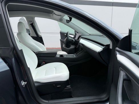 Used 2023 Tesla Model Y Performance image 12