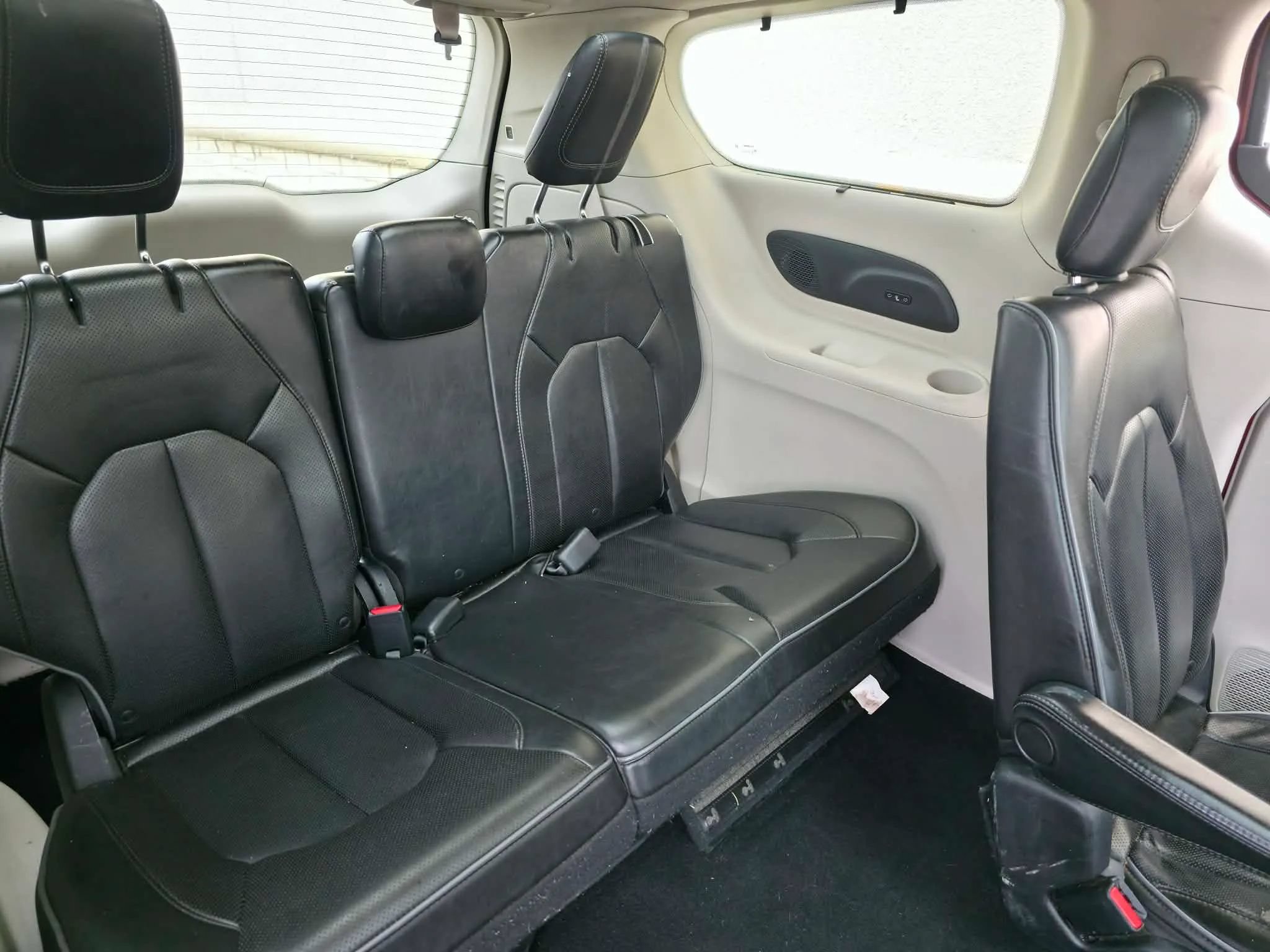Used 2018 Chrysler Pacifica Limited FWD image 14
