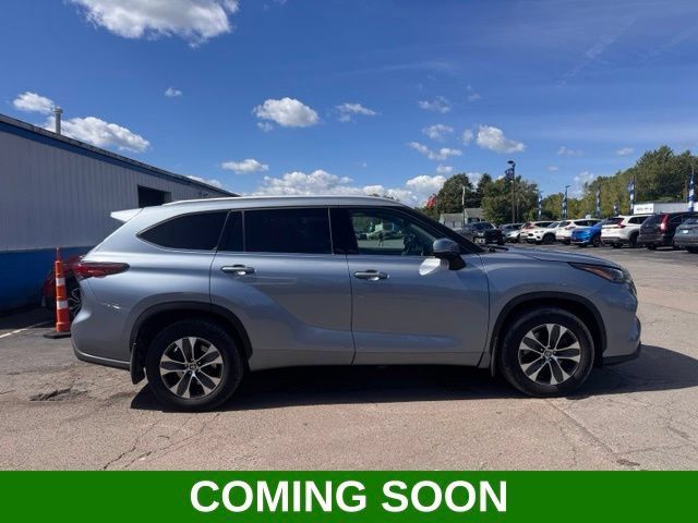 Used 2022 Toyota Highlander XLE AWD/4WD image 1