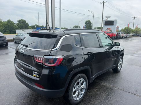 Used 2024 Jeep Compass Latitude AWD/4WD image 4
