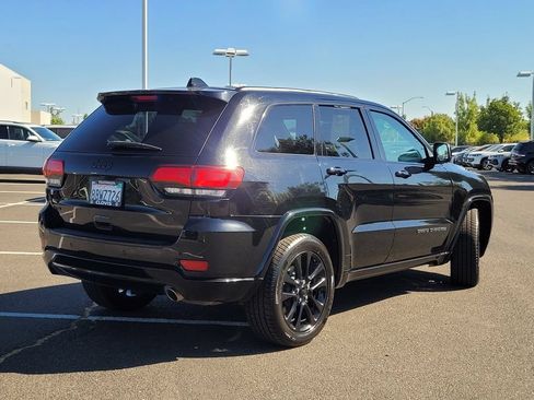 Used 2018 Jeep Grand Cherokee Altitude AWD/4WD image 6
