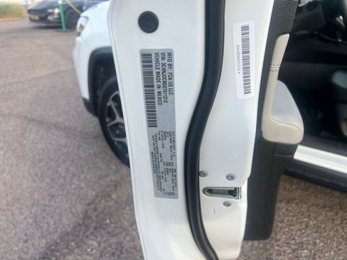 Used 2025 Jeep Compass Limited image 29