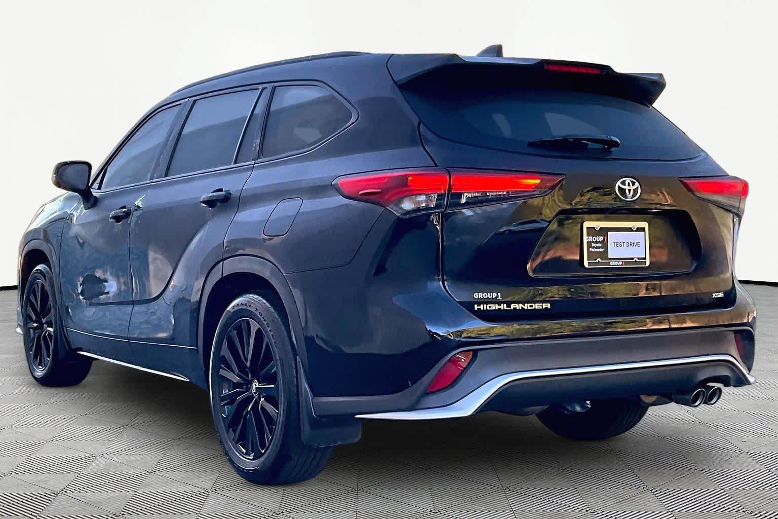 Used 2024 Toyota Highlander XSE FWD image 12