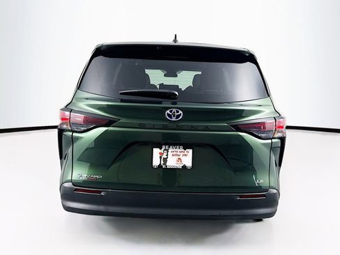 Used 2025 Toyota Sienna LE AWD/4WD image 8