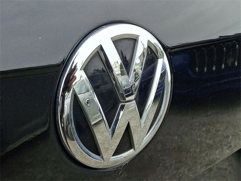 Used 2021 Volkswagen Tiguan SE w/ Panoramic Sunroof Package image 29