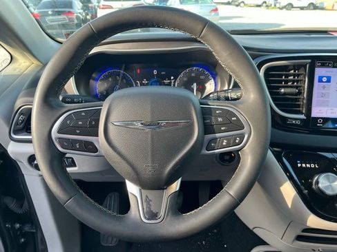 Used 2023 Chrysler Pacifica Touring-L FWD image 9