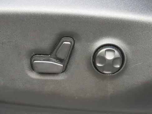 Certified 2024 Chrysler Pacifica Touring-L image 24