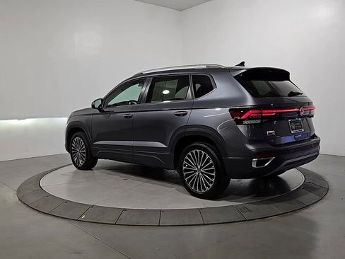 Certified 2025 Volkswagen Taos SE FWD image 3