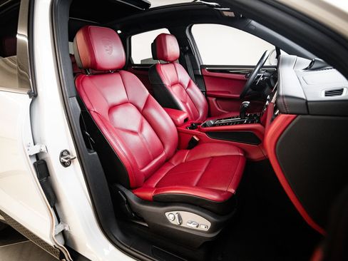 Certified 2023 Porsche Macan AWD/4WD image 29