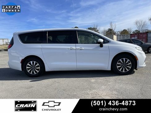 Used 2023 Chrysler Pacifica Touring-L image 9