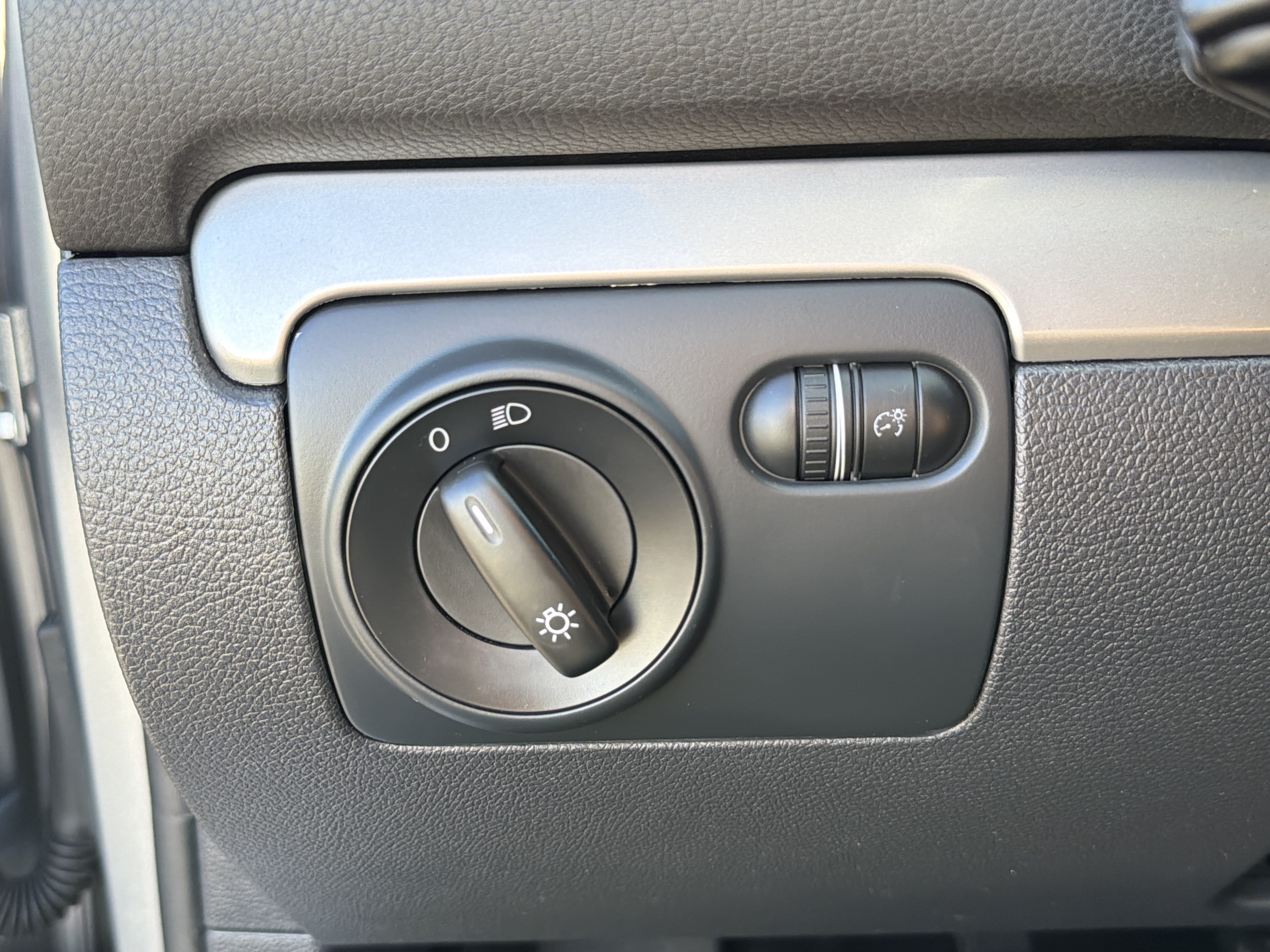 Used 2012 Volkswagen Golf 2-Door FWD image 12