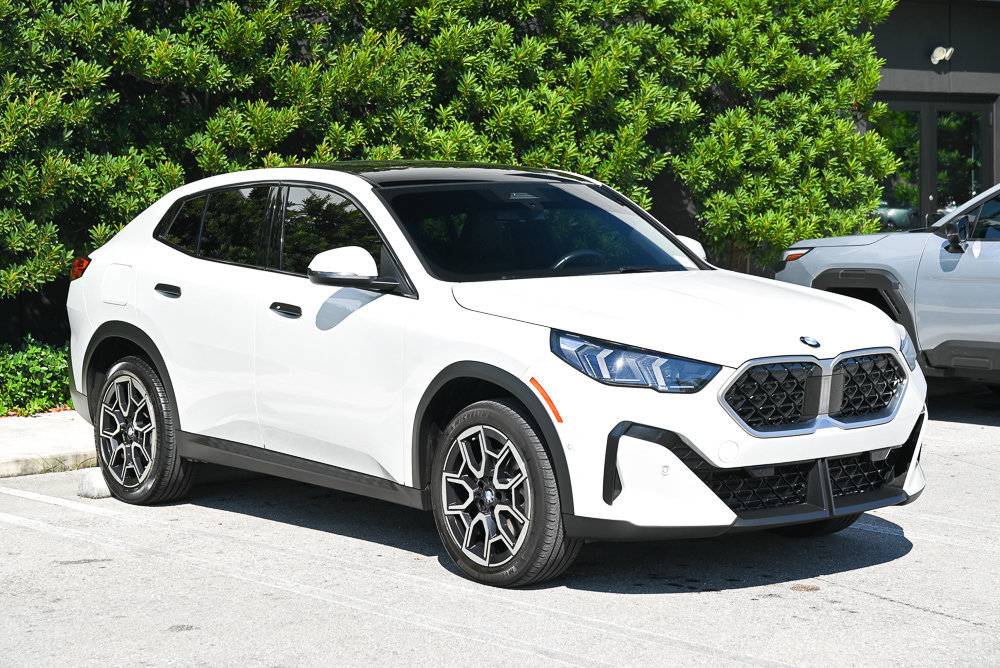 Used 2025 BMW X2 xDrive28i AWD/4WD image 3