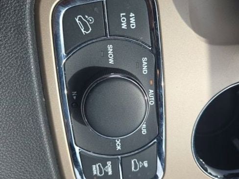 Used 2015 Jeep Grand Cherokee Overland w/ Advanced Technology Group AWD/4WD image 15