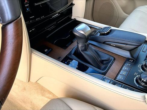 Used 2021 Lexus LX 570 4WD w/ Luxury Package image 17