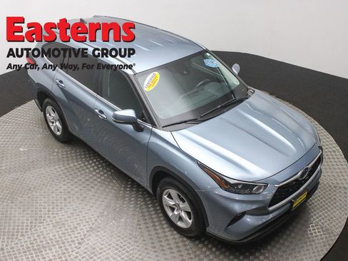 Used 2023 Toyota Highlander LE image 3