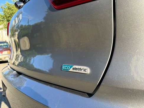 Certified 2022 Kia Niro EX Premium w/ Cold Weather Package FWD image 10