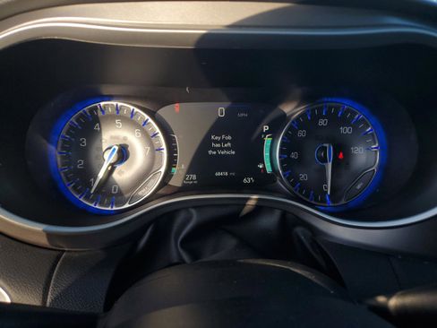 Used 2023 Chrysler Pacifica Touring-L image 32