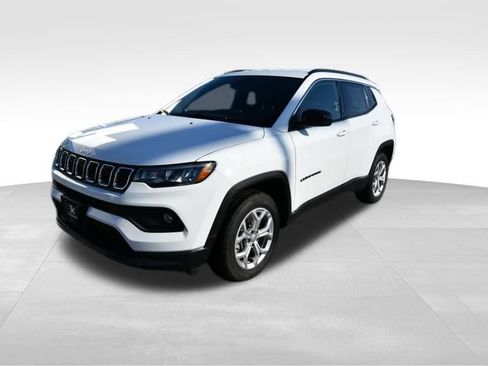 Used 2024 Jeep Compass Latitude AWD/4WD image 2