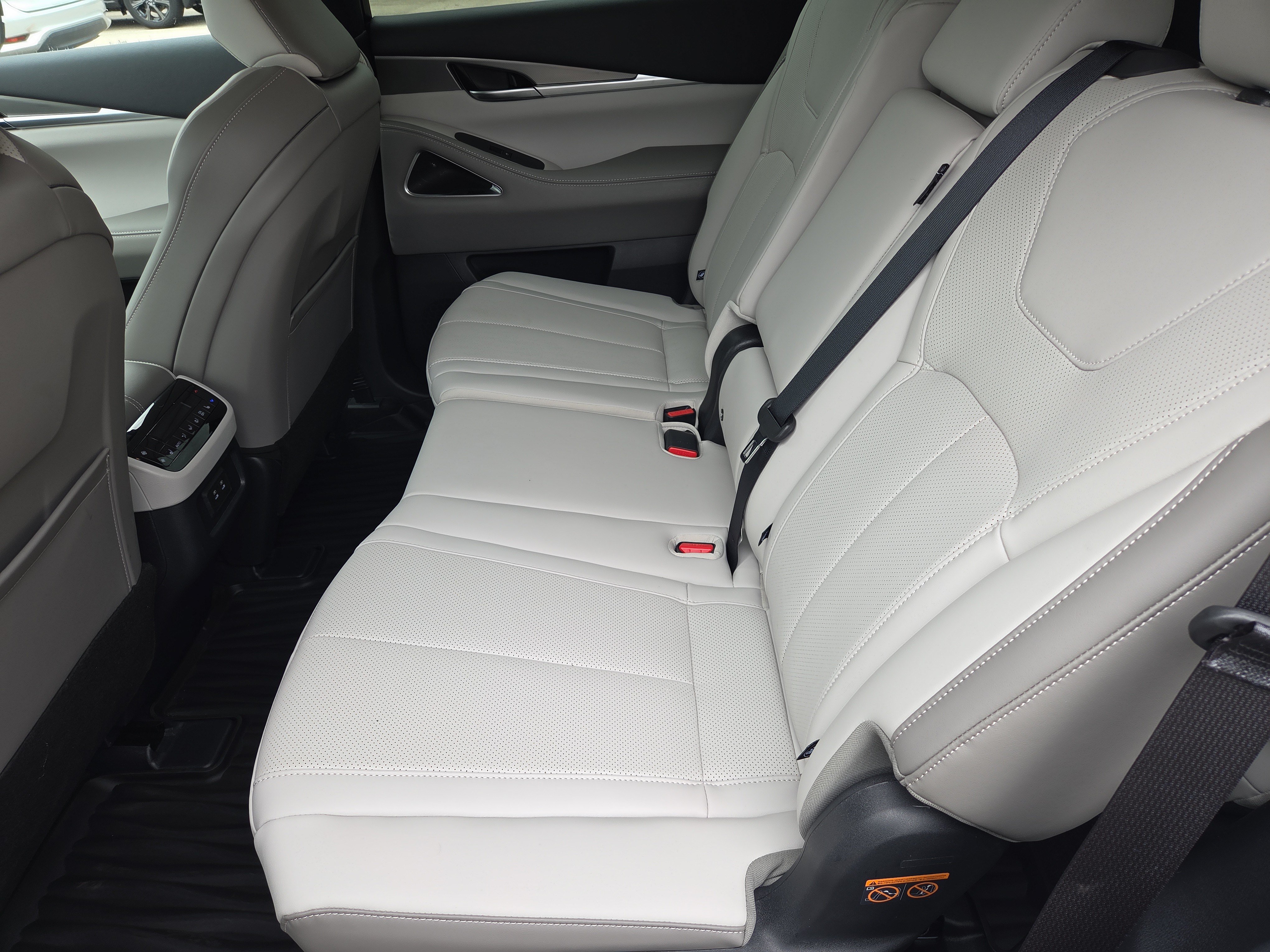 Used 2027 INFINITI QX60 Luxe w/ Cargo Package FWD image 8
