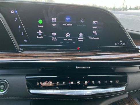 Used 2024 Cadillac Escalade Premium Luxury image 15