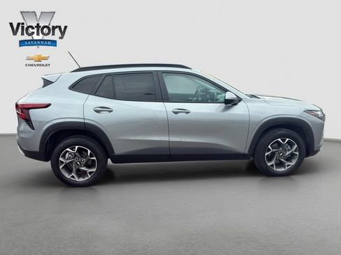 Used 2024 Chevrolet Trax LT w/ Driver Confidence Package FWD image 8