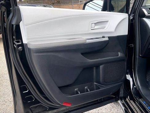 Used 2025 Toyota Sienna LE w/ LE Plus Package FWD image 22