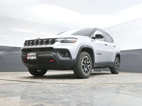 Used 2025 Jeep Compass Trailhawk AWD/4WD image 47