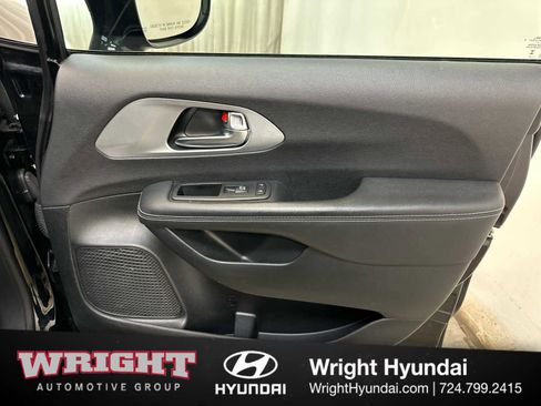 Used 2025 Chrysler Pacifica Limited FWD image 17