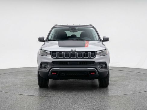 Used 2025 Jeep Compass Trailhawk image 2