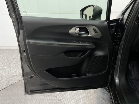 Used 2020 Chrysler Pacifica Touring-L w/ Advanced Safetytec Group image 16