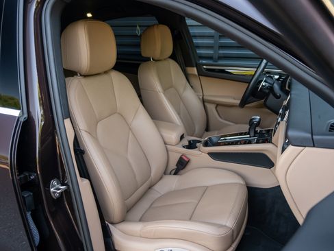 Certified 2022 Porsche Macan AWD/4WD image 39