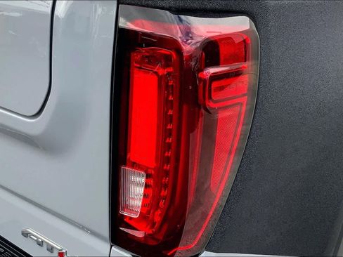 Used 2024 GMC Sierra 1500 AT4 w/ Technology Package AWD/4WD image 32