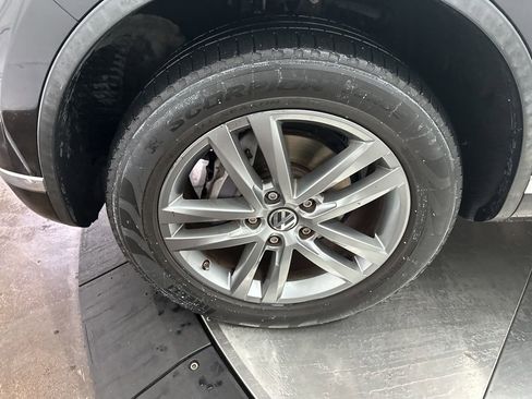 Used 2016 Volkswagen Touareg TDI image 33