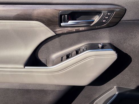 Used 2021 Toyota Highlander Limited image 23