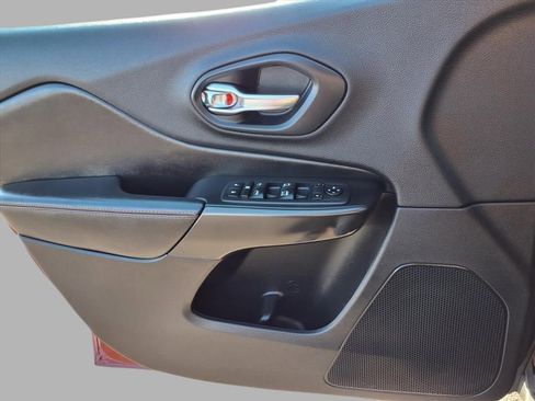 Used 2020 Jeep Cherokee Trailhawk w/ Cold Weather Group image 16