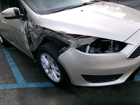 Used 2017 Ford Focus SE image 2