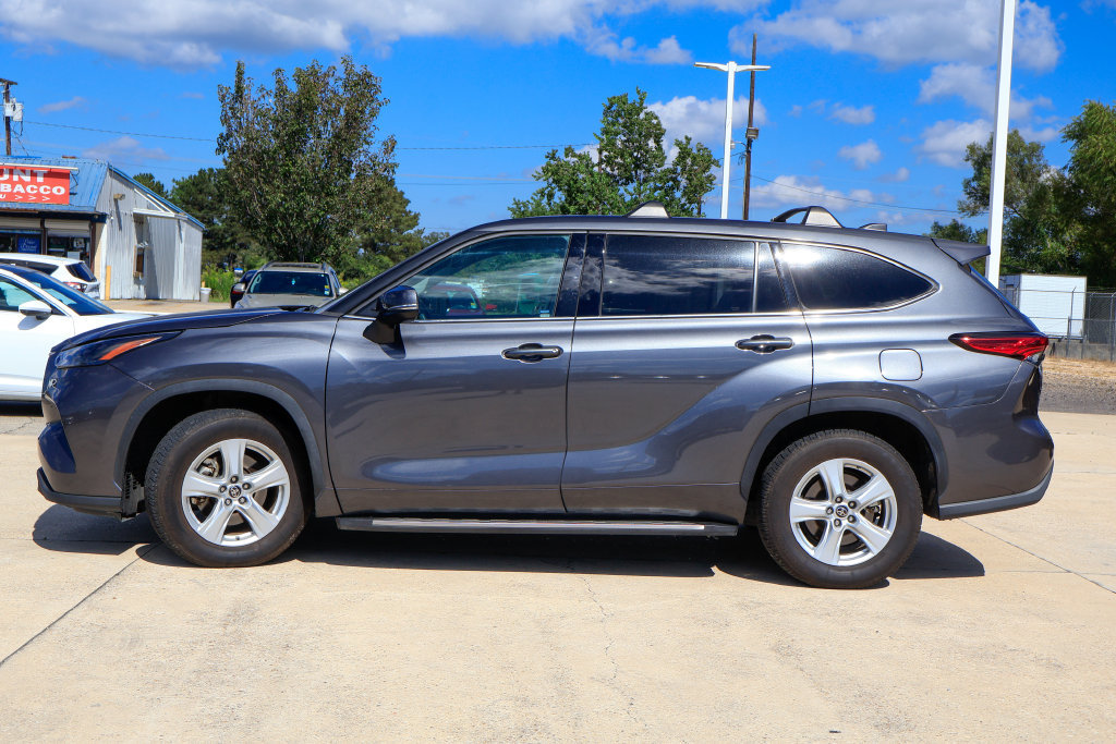 Used 2022 Toyota Highlander LE FWD image 26