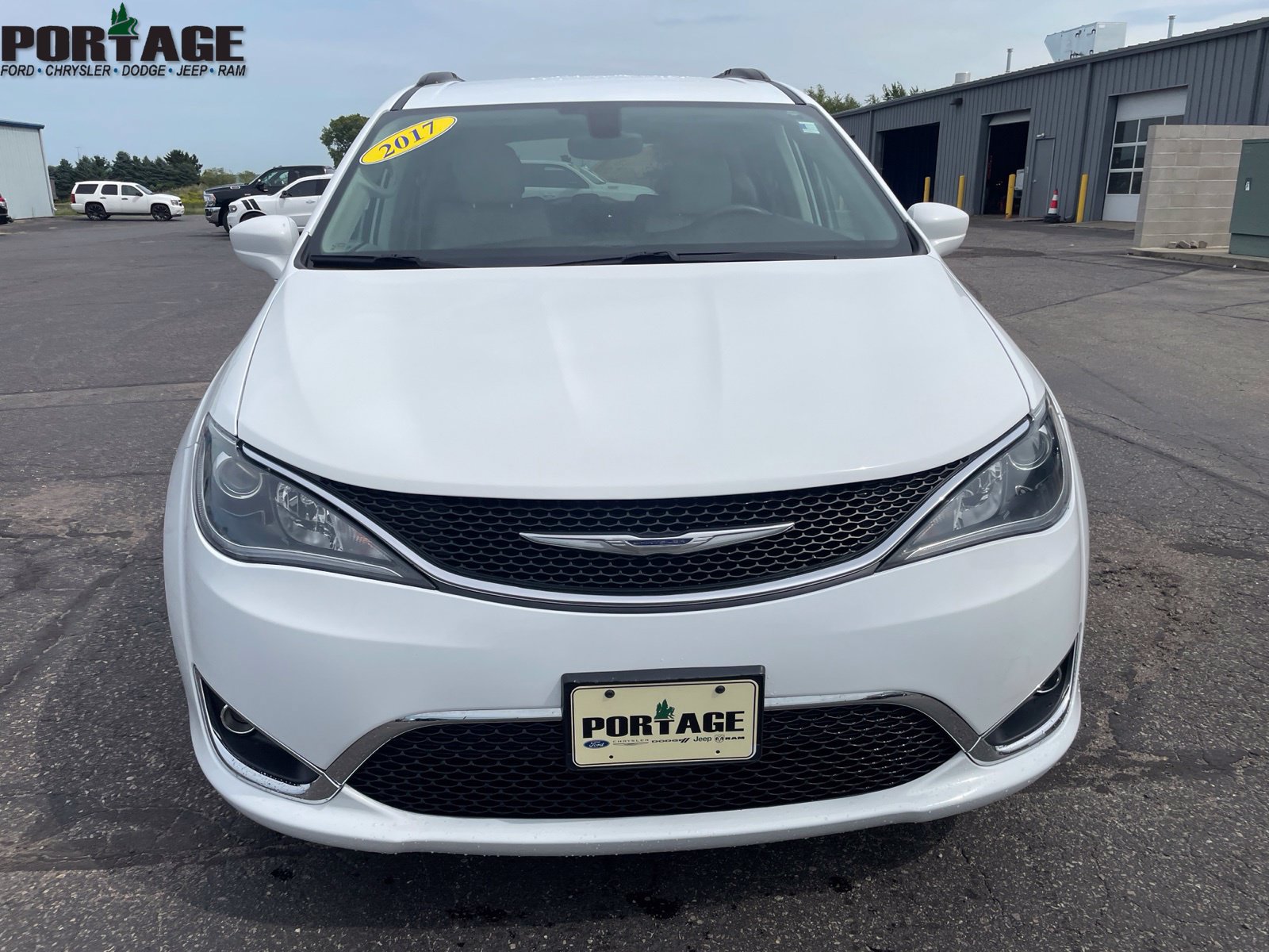 Used 2017 Chrysler Pacifica Touring-L FWD image 2