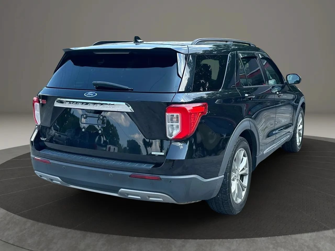 Used 2020 Ford Explorer XLT w/ Equipment Group 202A RWD image 3