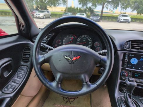 Used 2004 Chevrolet Corvette Convertible w/ Preferred Equipment Group RWD image 11