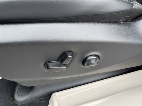 Used 2024 Chrysler Pacifica Touring-L image 37