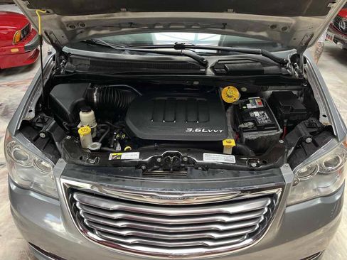 Used 2015 Chrysler Town & Country Limited Platinum FWD image 37