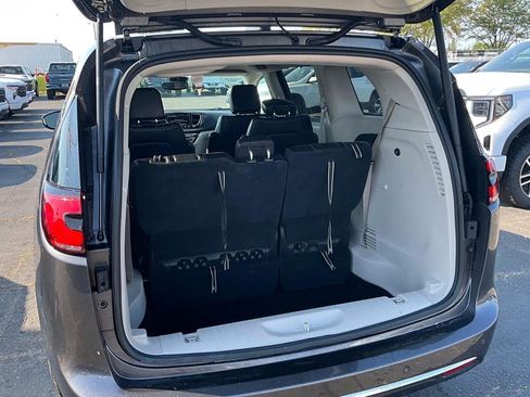 Used 2023 Chrysler Pacifica Touring-L FWD image 4