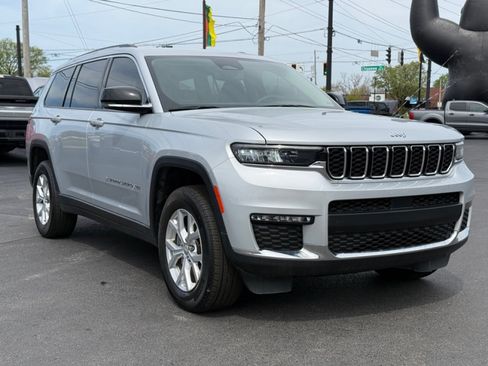 Used 2023 Jeep Grand Cherokee L Limited AWD/4WD image 2