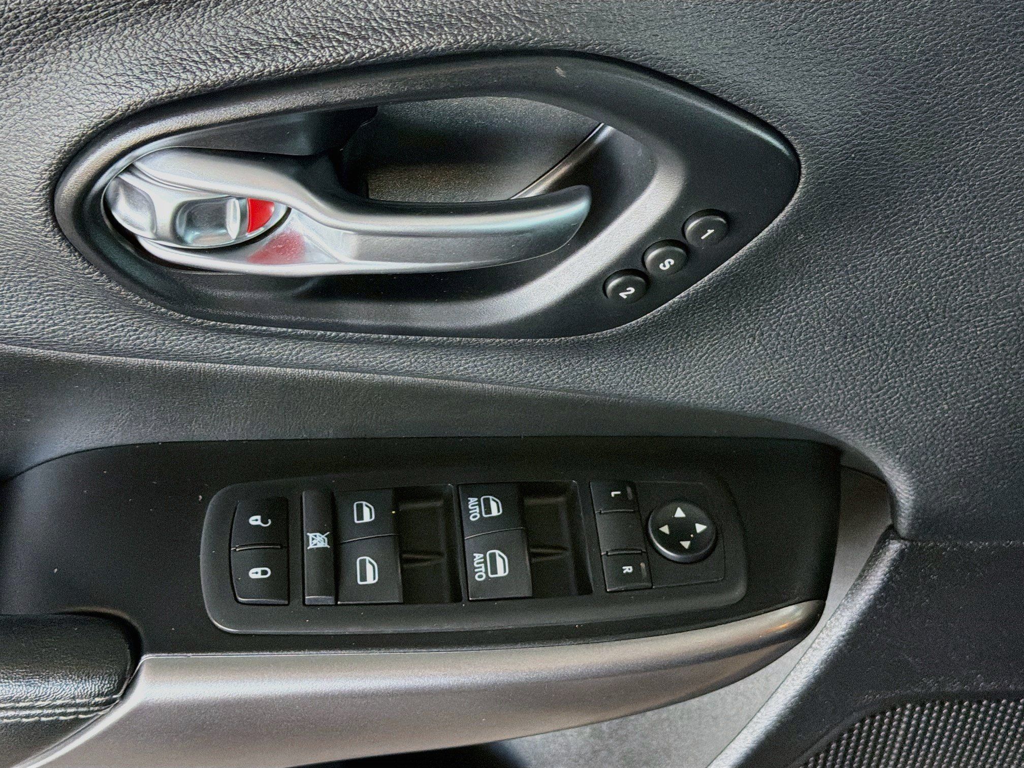 Used 2019 Jeep Cherokee Limited AWD/4WD image 15