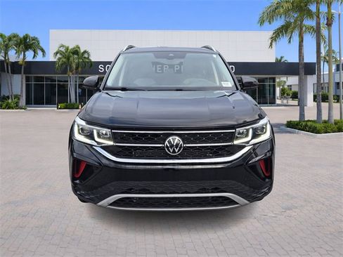 Certified 2022 Volkswagen Taos SEL w/ Panoramic Sunroof Package image 2