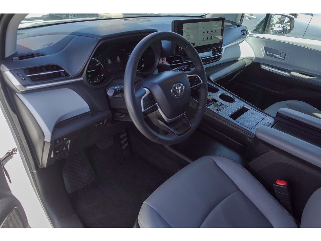 Certified 2026 Toyota Sienna XLE FWD image 10
