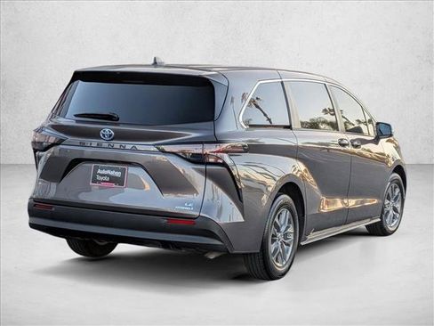 Used 2024 Toyota Sienna LE FWD image 5