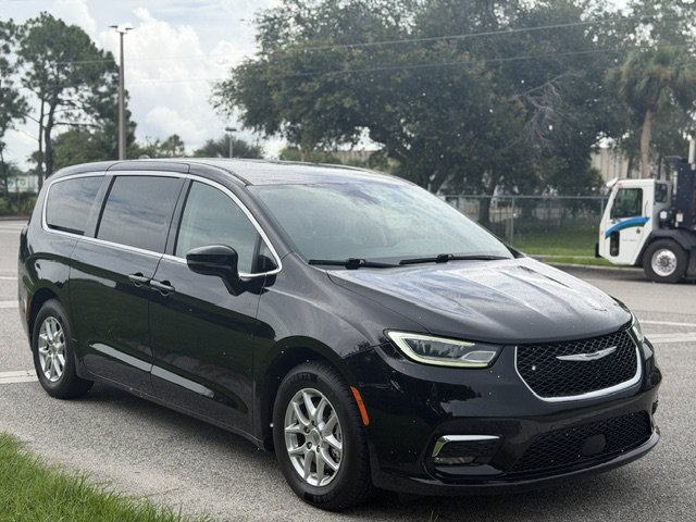 Used 2024 Chrysler Pacifica Touring-L FWD image 7